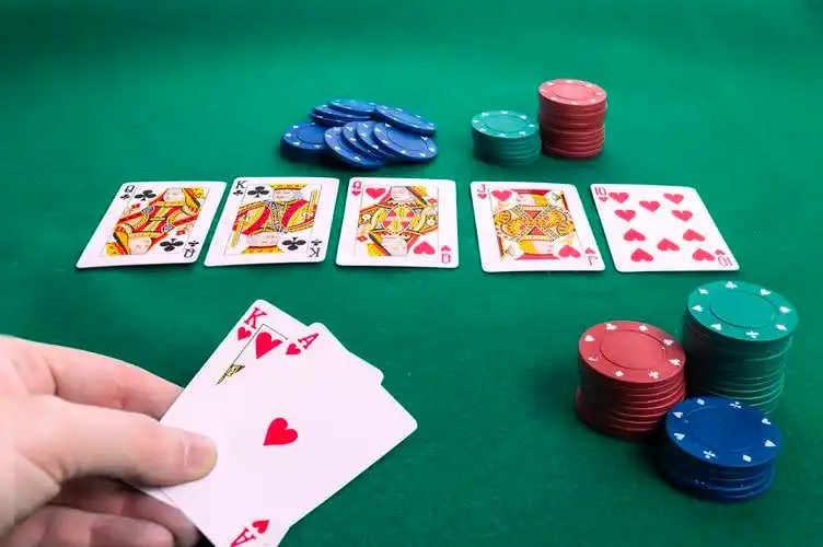 Không gian giải trí cá cược tại fanbet với màn hình lớn và thiết bị di động